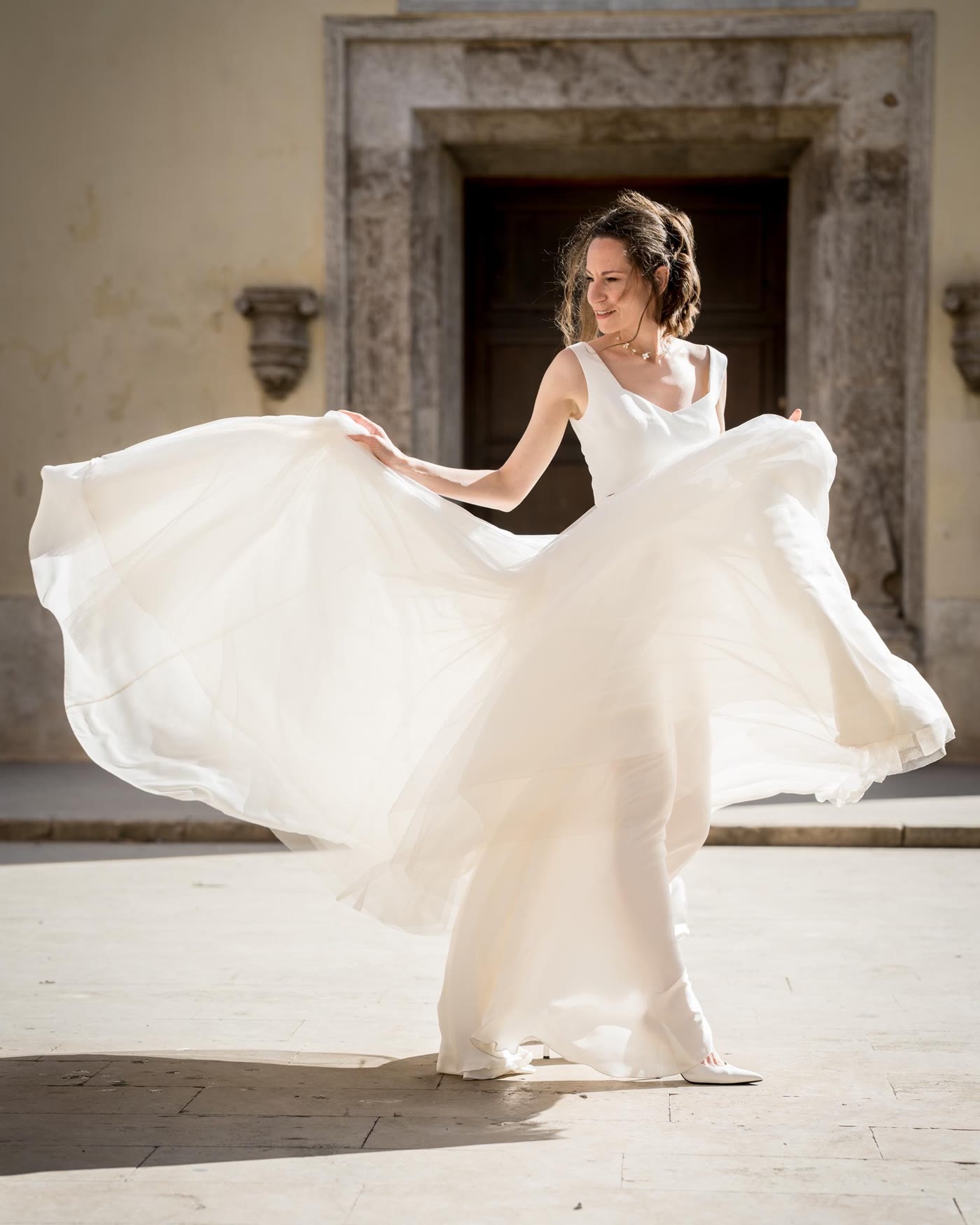 Novios en una sesión de fotos con un vestido de Atelier Anna