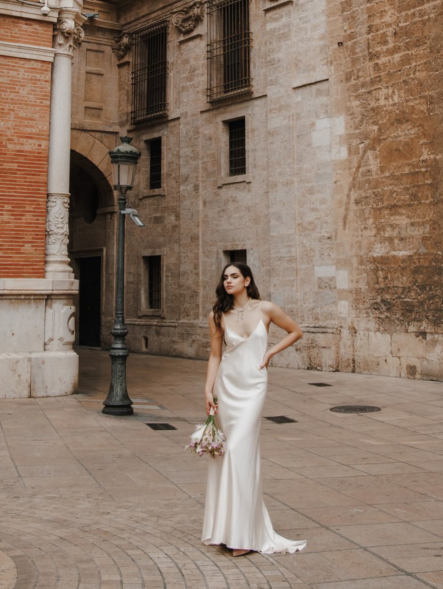 Novia con vestido de seda de Atelier Anna